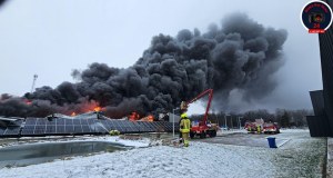 Płonie hala z tworzywami sztucznymi. Ewakuacja i przekroczone normy powietrza