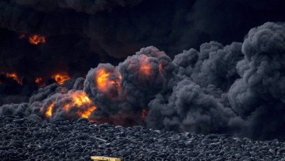 Płonie największe w Hiszpanii dzikie składowisko opon. 9 tysięcy ludzi musiało opuścić domy