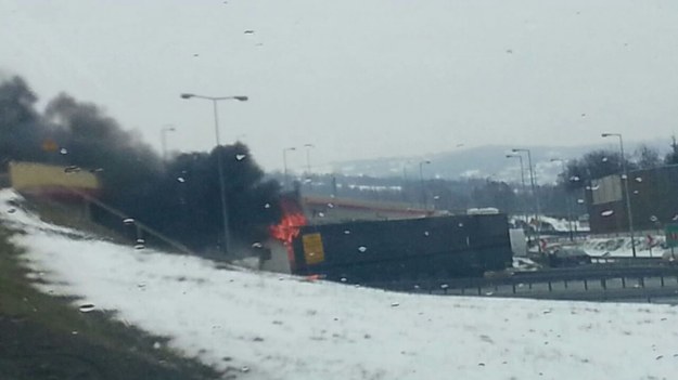 Płonie tir pod wiaduktem na obwodnicy Krakowa /foto. Piotr /Gorąca Linia RMF FM