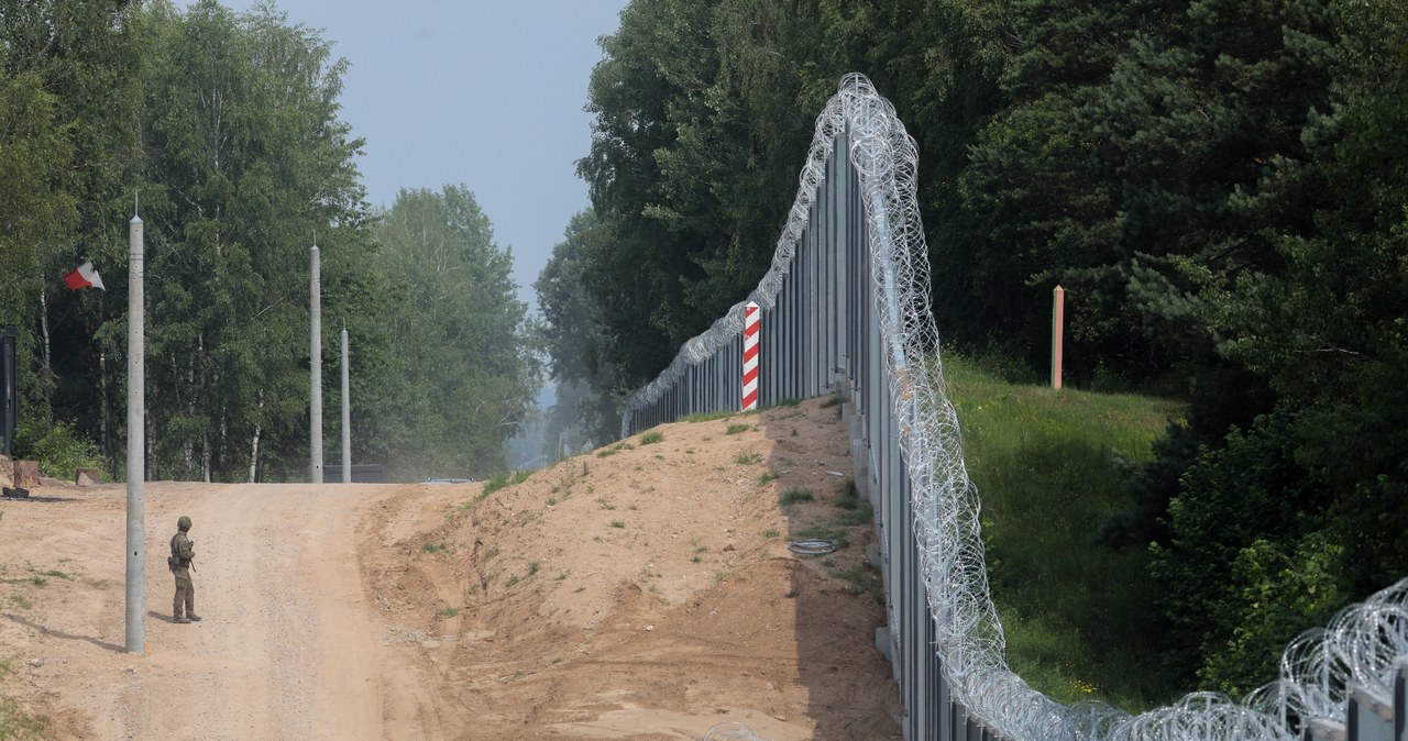 Płot na granicy polsko-białoruskiej. Stanęła pięciometrowa zapora 