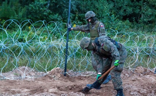 Płot na granicy z Białorusią: Położono już ponad 130 km zasieków wojskowych