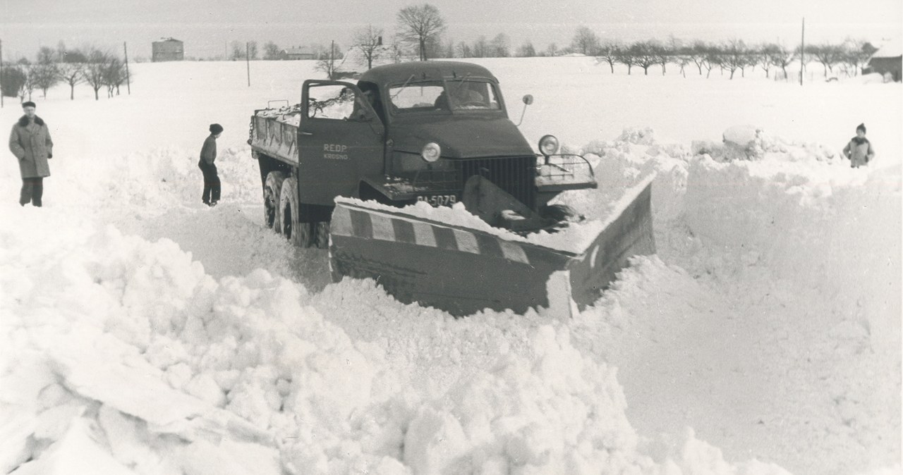 Pług dwustronny na amerykańskiej ciężarówce Studebaker US-6 /GDDKiA