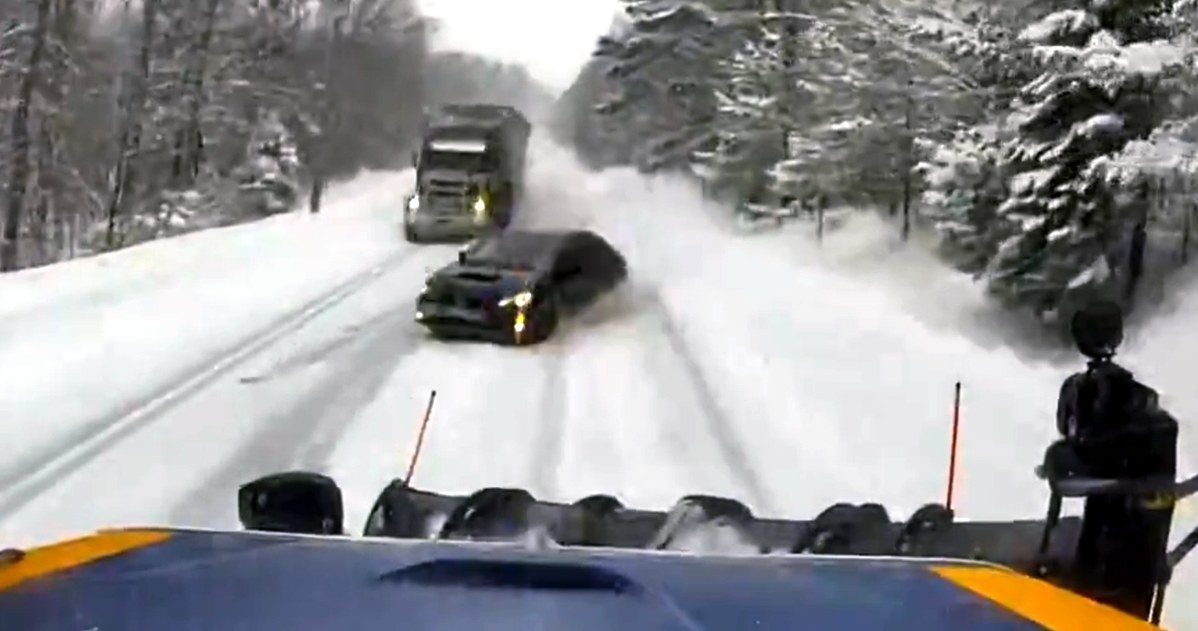 Pług śnieżny przeciął samochód na pół / Fot NYSDOT @Twitter /