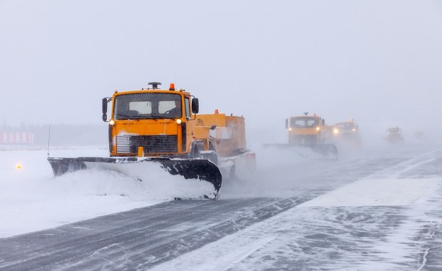 Pług śnieżny śmiertelnie potrącił mężczyznę na lotnisku w USA