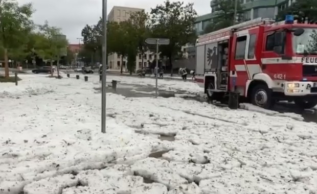 Pługi śnieżne w Reutlingen. Krajobraz jak w środku zimy