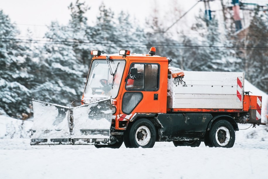 ​Spadł z pługopiaskarki. Obrażenia okazały się śmiertelne