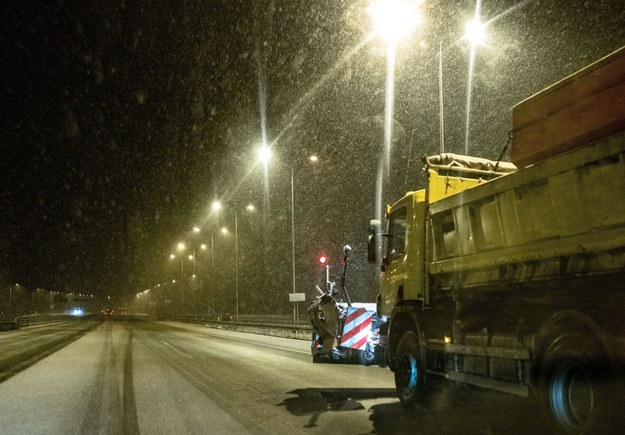 Pługosolarka na autostradzie A1 w Knurowie / 	Andrzej Grygiel    /PAP