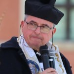 "Pluje na ludzi". Ks. Natanek doigrał się za słowa o dzieciach z in vitro