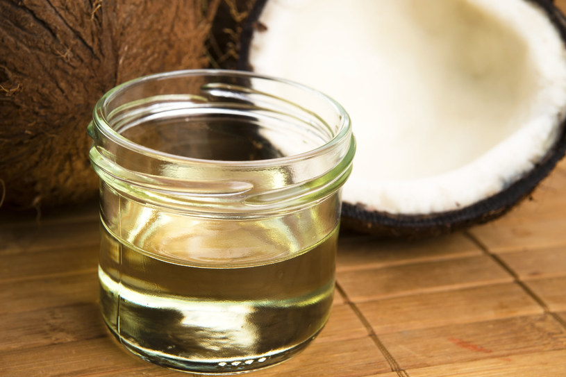 Płukanie ust olejem kokosowym może pomóc przy wielu doleglwiościach /123RF/PICSEL