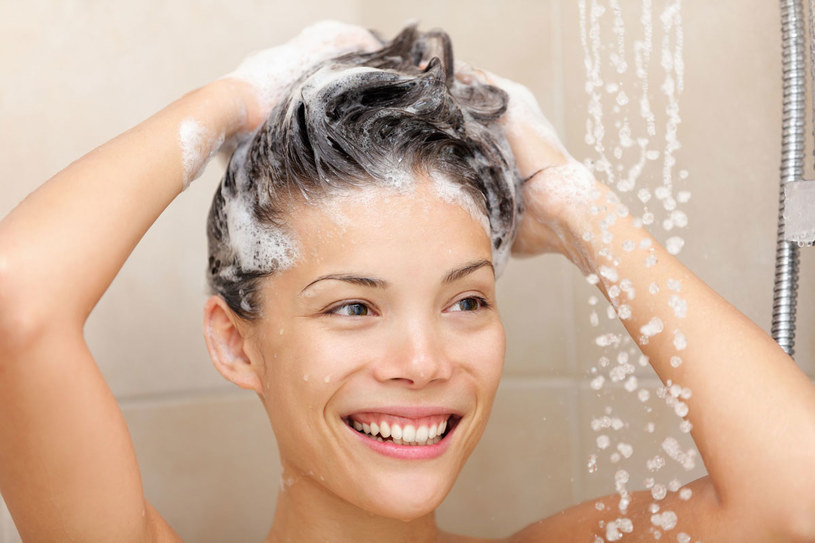 Płukanka cytrynowa zastosowana po myciu włosów nada im blask /123RF/PICSEL