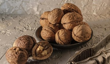 Płukanka z łupin orzecha włoskiego w domowym zaciszu. Jej efekt jest niesamowity!