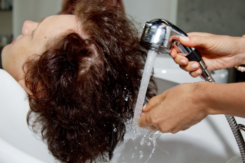 Płukanki do włosów na bazie mięty wpływają oczyszczająco na skórę głowy /123RF/PICSEL