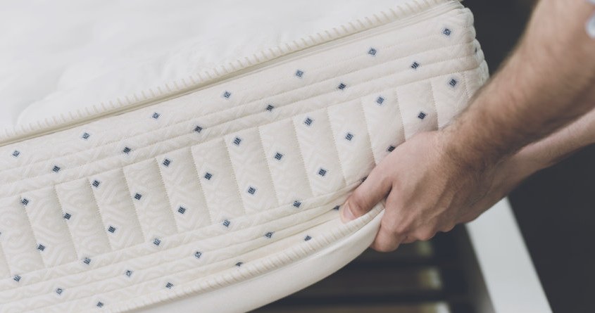 Pluskwy mogą bytować na materacach lub w szczelinach mebli. Istnieją domowe sposoby, by się ich pozbyć. Warto użyć pewnej przyprawy. /123RF/PICSEL