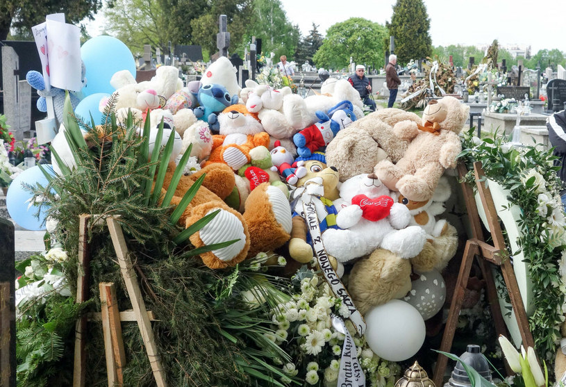 Pluszaki na grobie Kamilka z Częstochowy /Tadeusz Wypych /East News
