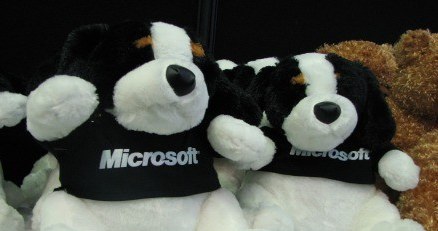 Pluszaki z logo Microsoft. Cieszyły się całkiem niezłym zainteresowaniem /INTERIA.PL