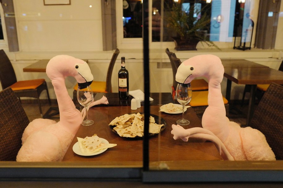 Pluszaki zamiast gości w jednej z warszawskich restauracji /Mateusz Marek /PAP