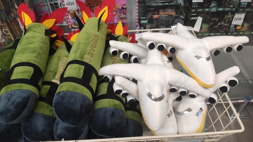 Pluszowe zabawki w kształcie pocisków przeciwpancernych Javelin i samolotu Mrja robią furorę w Ukrainie (fot. Olga Tokaryuk / Twitter) /