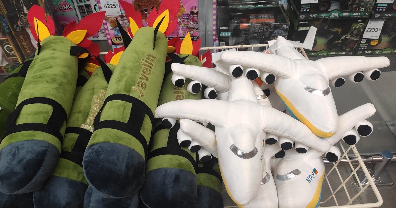 Pluszowe zabawki w kształcie pocisków przeciwpancernych Javelin i samolotu Mrja robią furorę w Ukrainie (fot. Olga Tokaryuk / Twitter) /