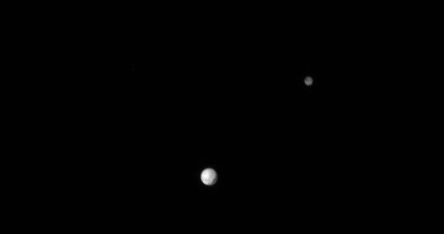 Pluton i Charon na zdjęciu wykonanym przez sondę New Horizons /NASA