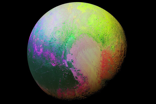 Pluton w kolorach, które pokazują różnice form na jego powierzchni /NASA