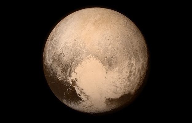 Pluton z 14 lipca 2015 roku, z odległości około 450 tysięcy km. Na środku widoczne Tombaugh Regio /NASA