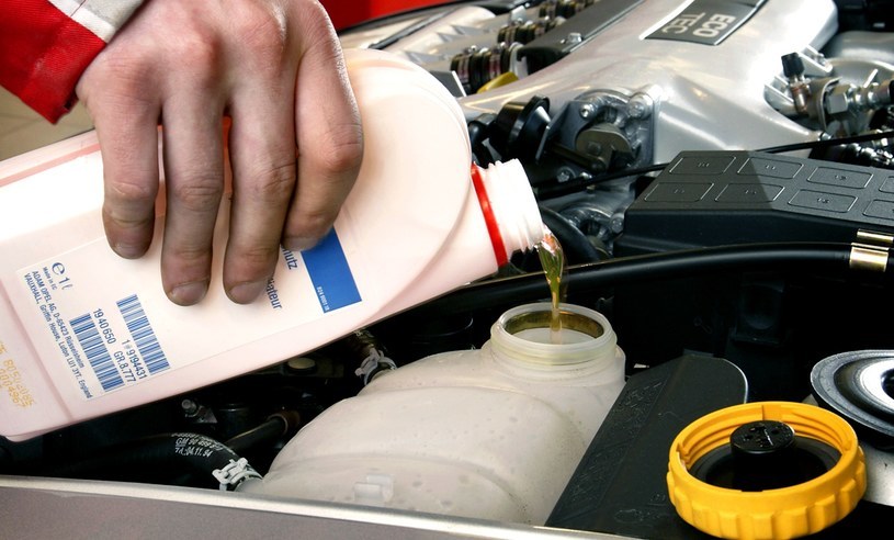 Płyn chłodniczy jest niezwykle ważny dla kondycji silnika. Co zrobić, kiedy go nagle zabraknie? /