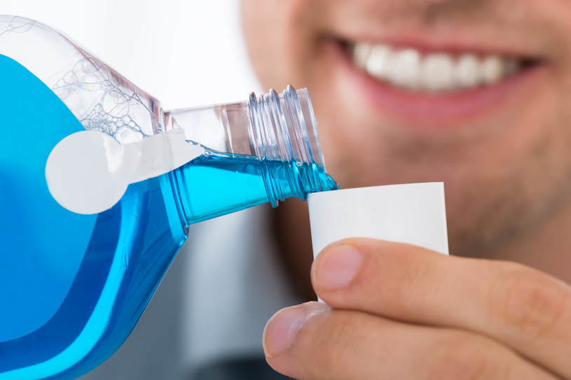 Płyn do płukania jamy ustnej można wykorzystać na wiele sposóbów! /123RF/PICSEL
