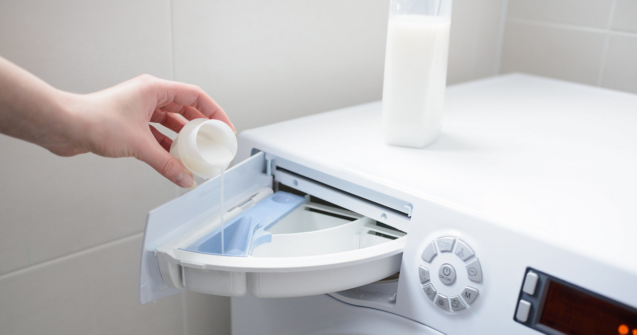 Płyn do płukania tkanin przyda ci się również poza łazienką. Zrobisz z niego skuteczny domowy środek do usuwania kurzu z mebli /123RF/PICSEL