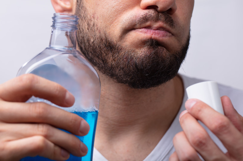 Płyn do płukania ust może hamować rozprzestrzenianie się koronawirusa /123RF/PICSEL