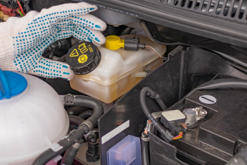 Płyn hamulcowy to jeden z najważniejszych płynów w samochodzie. Jak o niego zadbać? /123RF/PICSEL
