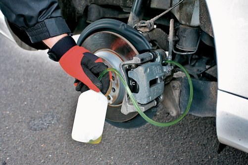 Płyn został spuszczony przez odpowietrzniki układu. /Motor