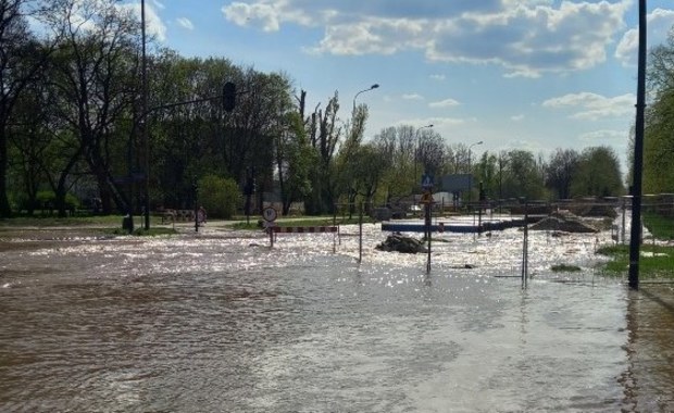 "Płynie rzeka". Zalana ulica w Łodzi