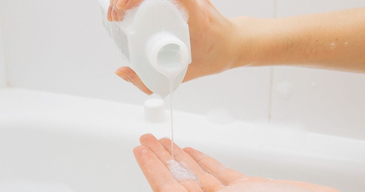 Płynne szampony to zaczyna być przeżytek, który zastępują wygodniejsze i tańsze szampony w kostce /123RF/PICSEL