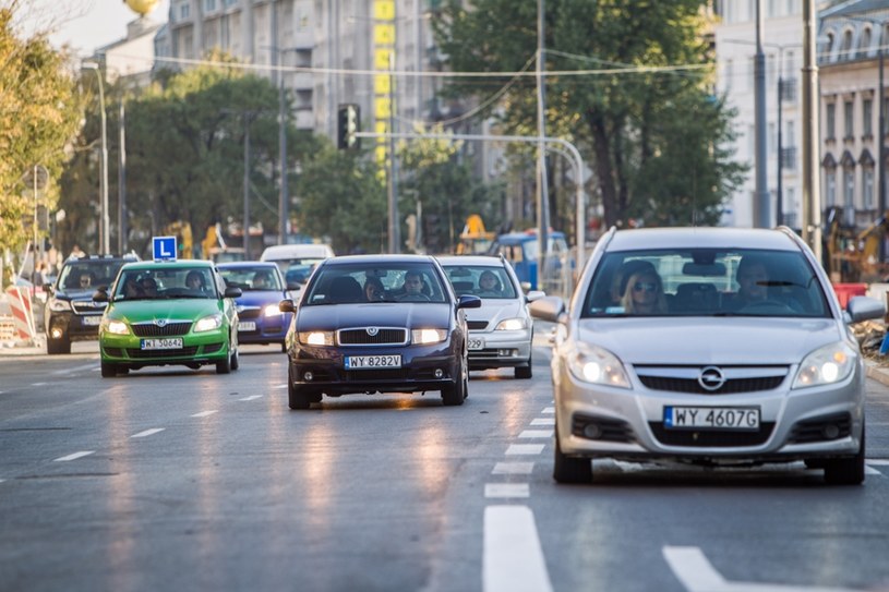 Płynny ruch w mieście zależy między innymi od tego, czy kierowcy sprawnie reagują na sytuację na drodze /Andrzej Stawiński /Reporter