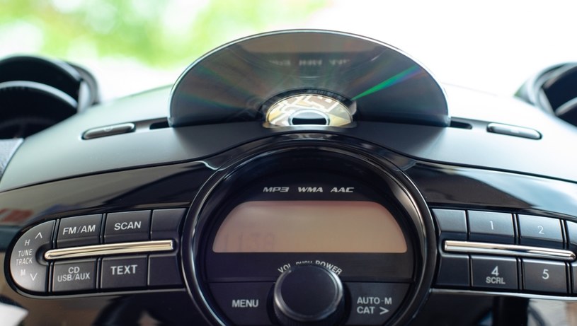 Płyta CD w samochodzie dla niektórych służyła nie tylko do słuchania muzyki, ale miała dodatkowe zastosowanie /123RF/PICSEL
