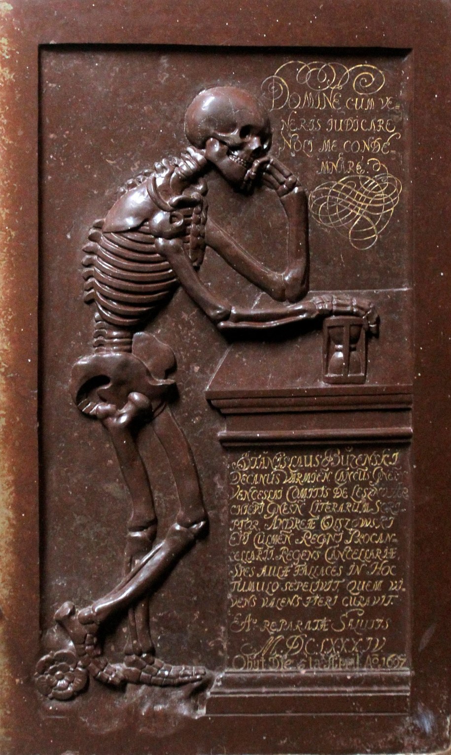 Płyta nagrobna kanonika Stanisława Bużeńskiego /Tomasz Waszczuk /PAP