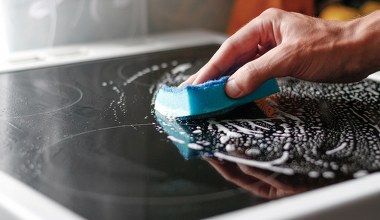 Płytę indukcyjną myję tylko tym. Zarysowania i ślady palców to przeszłość
