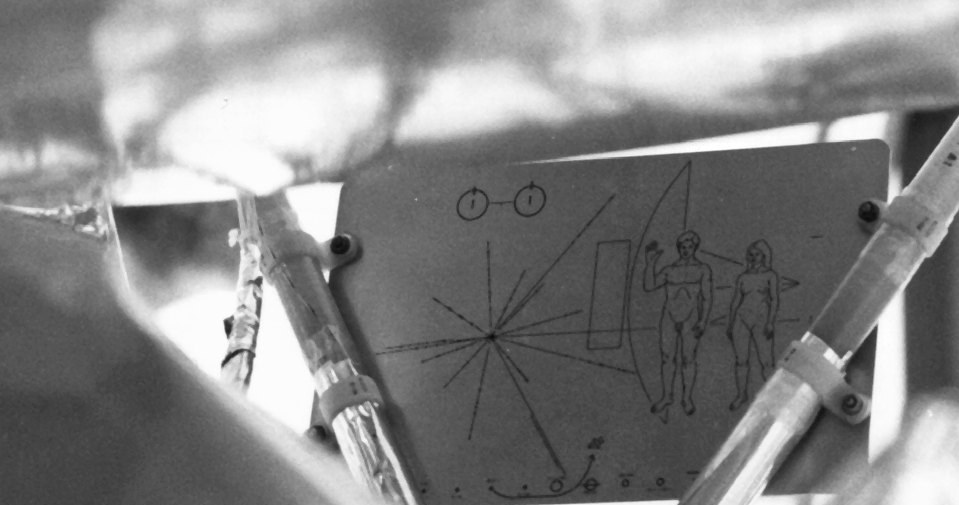 Płytka umieszczona na sondzie Pioneer 10, stanowią przesłanie lub przekaz dla kosmicznych istot pozaziemskich /NASA /Wikimedia