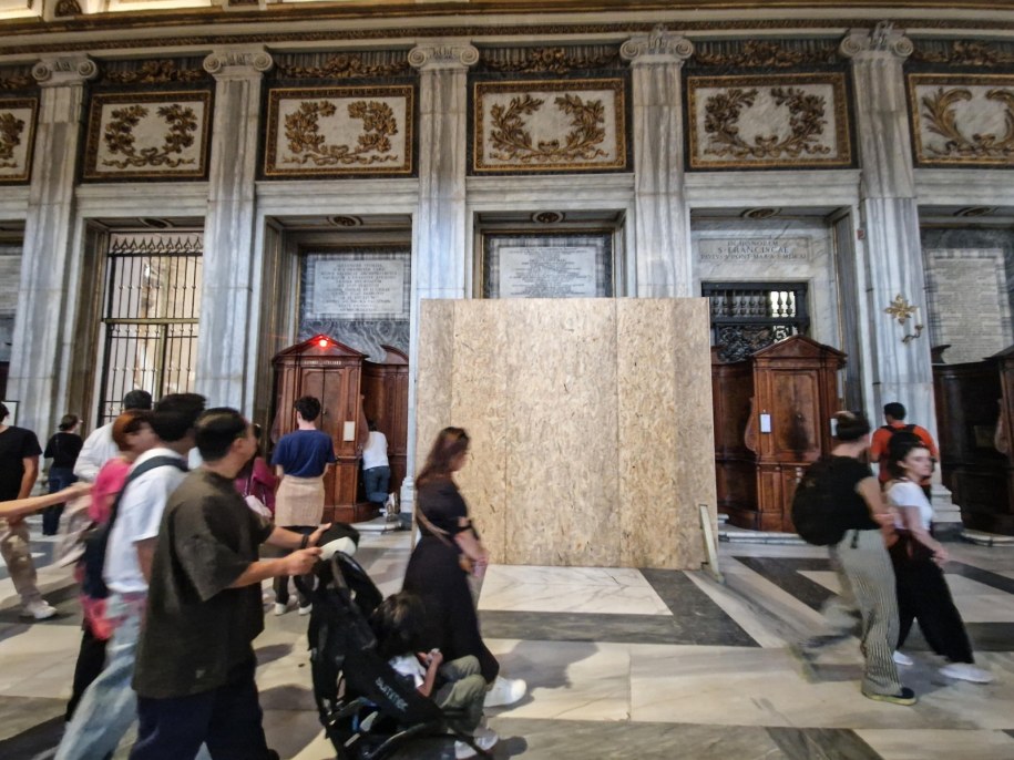 Płyty pilśniowe zasłaniają miejsce, w którym powstanie grób Franciszka /GIUSEPPE LAMI /PAP/EPA