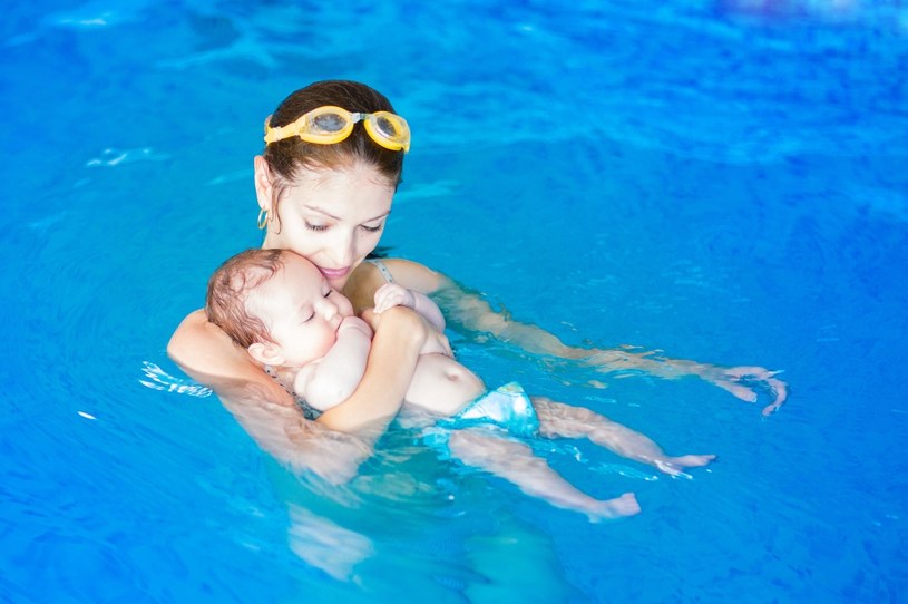 Pływać można od urodzenia, coraz więcej jest zajęć dla mam z dziećmi na basenie /123RF/PICSEL