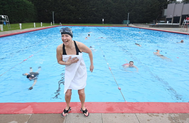 Pływacy pojawili się w Park Road Lido / 	NEIL HALL /PAP/EPA