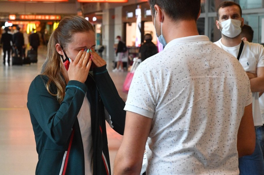 Pływaczka Dominika Kossakowska na lotnisku Chopina w Warszawie po przedwczesnym powrocie z Tokio /Radek Pietruszka /PAP