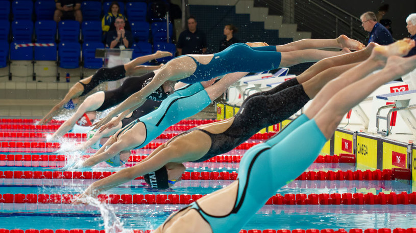 Pływaczki wskakujące do wody /McGuinness /Getty Images