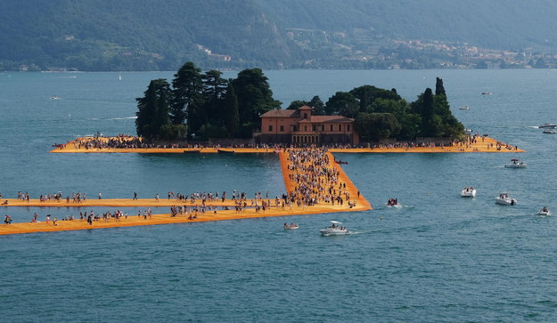 Pływające keje w jeziorze Iseo we Włoszech /FILIPPO VENEZIA /PAP/EPA