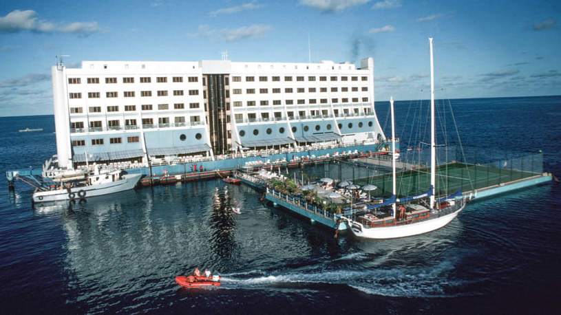 Pływający hotel był rajem dla osób lubiących nurkować w pobliży Wielkiej Rafy Koralowej. Miał lądowisko dla helikopterów i kort tenisowy. /zdjęcie: Hyundai Asan Corporation /domena publiczna