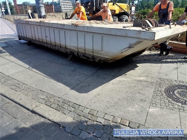 Pływak barki rzecznej spadł  na most w centrum Wrocławia /KMP Wrocław /Policja