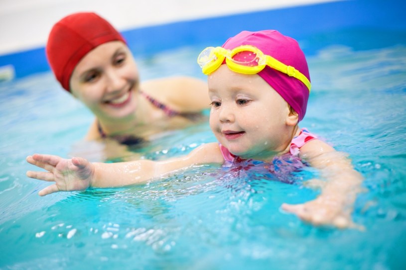 Pływanie przyspiesza rozwój dziecka /123RF/PICSEL