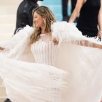 Po 16 latach przerwy wraca do Victoria's Secret. Namówiła też koleżanki 