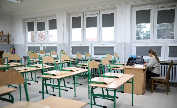 Po 17 stycznia częściowe otwarcie szkół, czynne hotele i stoki. Nieoficjalne plany rządu