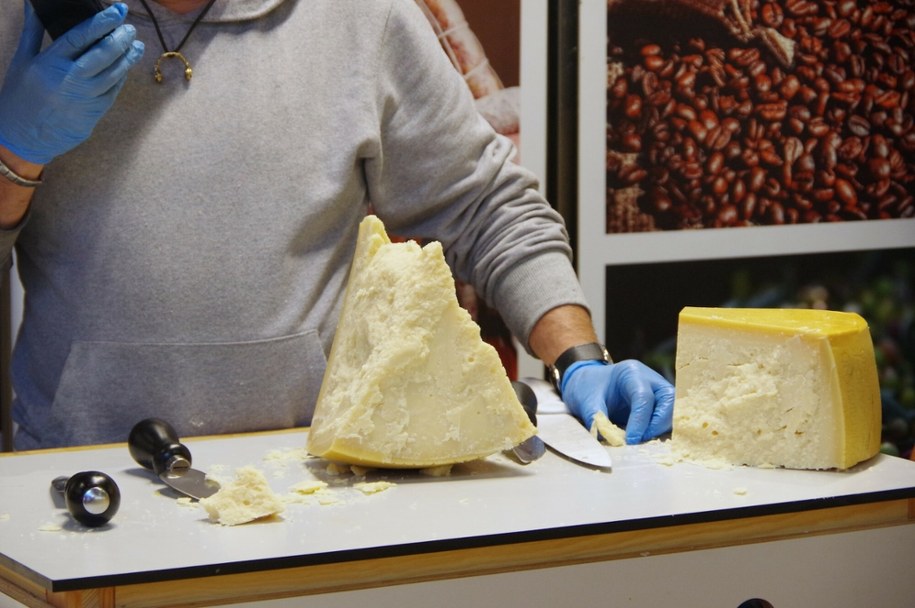 Leżakował 27 lat. Najdroższy serowy "staruszek" w końcu otwarty. Jak smakuje?